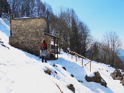 32 Innevata la radura prativa del Baitèl del Gustì (1420 m)
